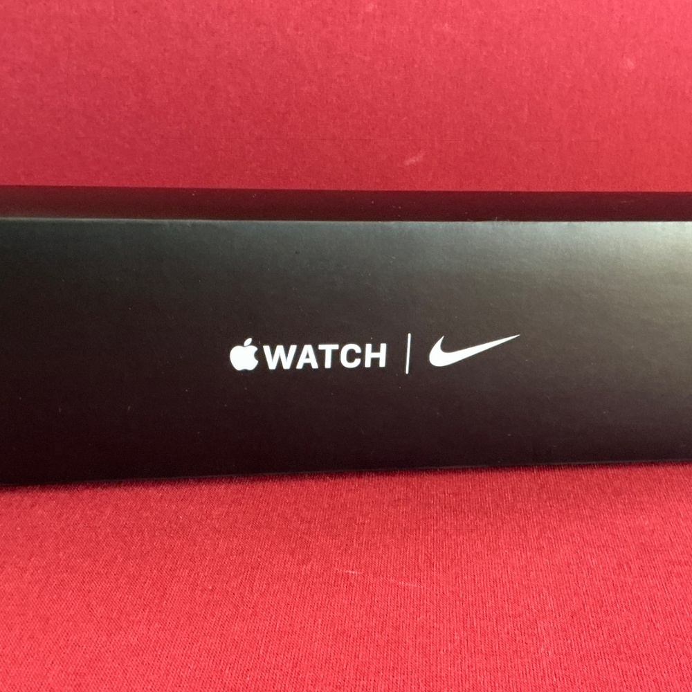 Apple Watch A2352 SE Silver gps/cell 40mm Nike All Original With Box - Picture 2 of 9